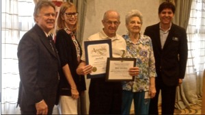 Don Novell receives the 
Simi Valley Hospital Guild Community Service Award