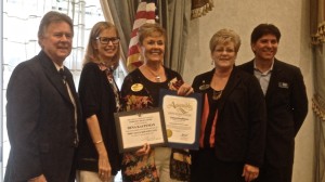 Dena Kaufman is 
awarded the Kiwanis Club 
of Simi Valley 
Community Service Award